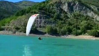 Мастерское приземление парашютиста - смотреть видео (0:14)