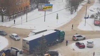 Легковушка буксирует фуру - смотреть видео (0:48)