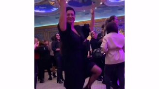 Женщина пустилась в пляс - смотреть видео (0:08)