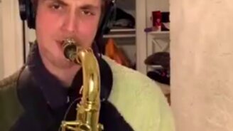 Саксофон многое делает лучше - смотреть видео (0:34)