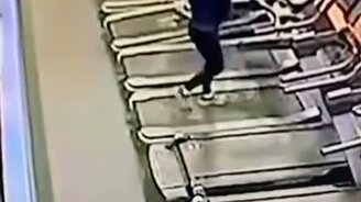 Сняла свитер на беговой дорожке - смотреть видео (0:21)