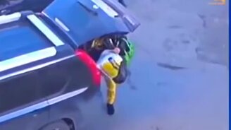 Когда не любишь по два раза ходить за сумками - смотреть видео (0:19)