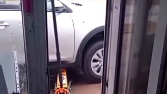 Случай на шиномонтаже - смотреть видео (0:21)