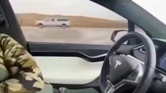 Будни водителя автомобиля Тесла - смотреть видео (0:13)