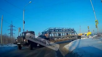 Когда не умеешь управлять большегрузом - смотреть видео (0:12)