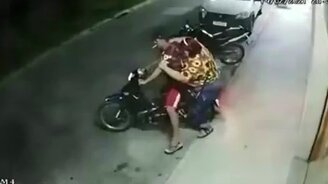 Перевесила своего кавалера - смотреть видео (1:02)