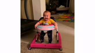 Услышал любимую песню - смотреть видео (0:16)