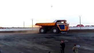 БелАЗ переезжает легковушку - смотреть видео (0:32)