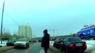 Пешеход наказал сам себя - смотреть видео (0:11)