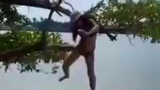 Зацепилась за ветку - смотреть видео (0:06)