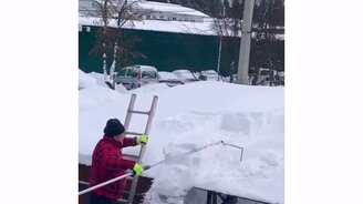 Как быстро почистить крышу от снега - смотреть видео (0:17)
