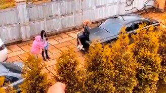 Разогнал барышень от машины - смотреть видео (0:15)