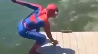 Супергерои в отпуске - смотреть видео (0:33)