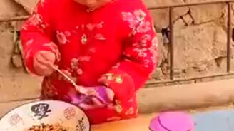 Маленький повар накрыл большой стол - смотреть видео (0:59)