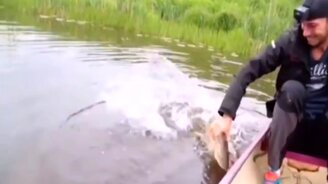 Самый невнимательный рыбак - смотреть видео (0:08)