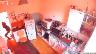 У англичанина в доме лопнул аккумулятор электросамоката - смотреть видео (0:49)