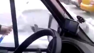 Помог соседу по полосе прозреть - смотреть видео (0:14)