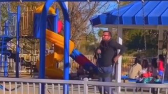 Папа залез в детские качели - смотреть видео (0:39)