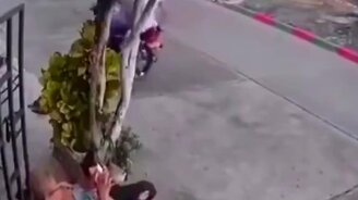 Бабушка дала отпор грабителю - смотреть видео (0:23)