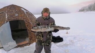 Вытащили налима на 6 кг. Зимняя подлёдная рыбалка на налима - смотреть видео (6:05)