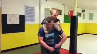 Как избежать удушения сзади - смотреть видео (0:55)