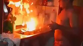 Когда огонь водой не потушить - смотреть видео (0:28)