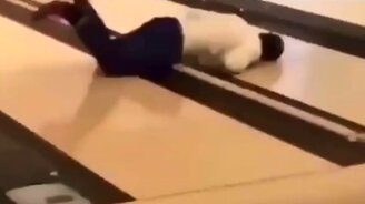 Первый раз в боулинге - смотреть видео (0:10)