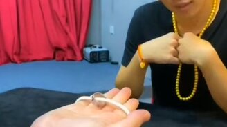 Как показать фокус с верёвкой и кольцом - смотреть видео (0:22)