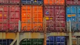 Глубина грузового трюма в контейнеровозе - смотреть видео (0:19)