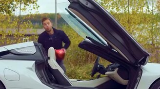 Зачем нужен шлем в дорогой машине - смотреть видео (0:19)