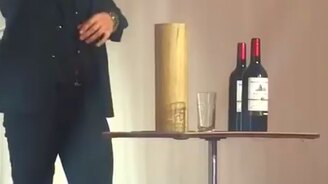 Фокусник с винными бутылками - смотреть видео (1:20)