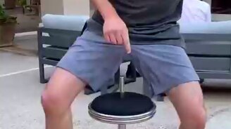 Стул для розыгрышей - смотреть видео (0:39)