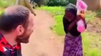 Девочка благодарна за игрушку - смотреть видео (0:21)