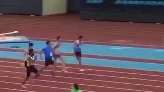 Бегун насмешил - смотреть видео (0:29)