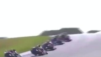 Столкновение голубя с мотоциклистом - смотреть видео (0:11)