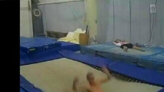 Неудачно приземлился - смотреть видео (0:32)