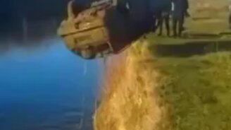 Выловили добычу вместе с машиной - смотреть видео (1:00)