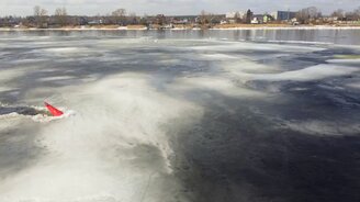 Буёк против льда на реке - смотреть видео (0:34)