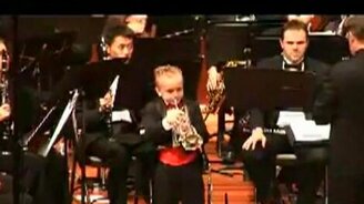 Малыш играет на трубе - смотреть видео (2:14)