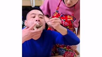 Смешной способ делать пельмени - смотреть видео (0:12)