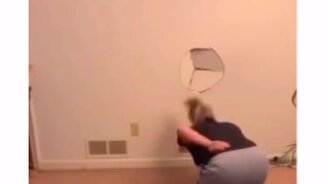 Проломила стену пятой точкой - смотреть видео (0:10)