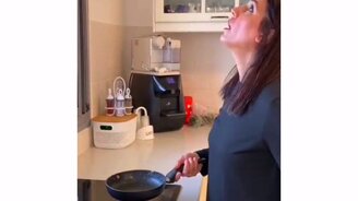 Горе-каскадёрша со сковородой - смотреть видео (0:11)