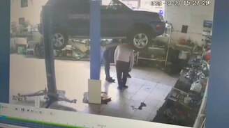 Курьёз с машиной на подъёмнике - смотреть видео (0:28)