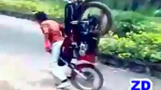 Трюкач на мотоцикле - смотреть видео (0:09)