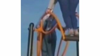 Неловкость на качелях - смотреть видео (0:09)