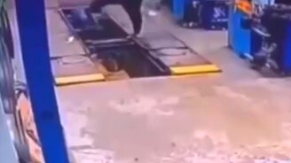 Чёткий слесарь из автосервиса - смотреть видео (0:08)