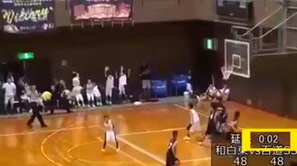 Гол в корзину издалека - смотреть видео (0:21)