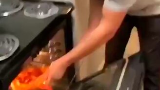 Неловко вытащил пиццу - смотреть видео (0:06)