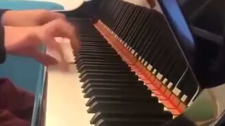 Бережная крышка пианино - смотреть видео (0:13)