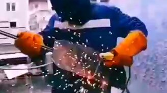 Сварщик-гитарист - смотреть видео (0:14)